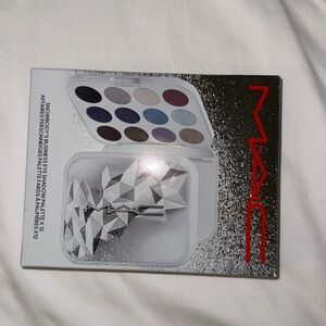 MAC snowbodys business eye shadow palette x 12
